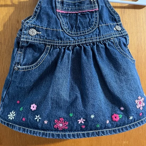 Vintage OshKosh B’gosh Girl’s Pink Snowflake Embroidered Denim Overall Dress - Picture 3 of 12